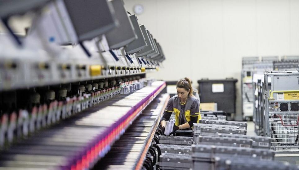 Die Wettbewerbskommission wirft der Schweizer Post vor, ihre marktbeherrschende Stellung bei adressierten Massenbriefsendungen von Geschäftskunden missbraucht zu haben. Bild: Key