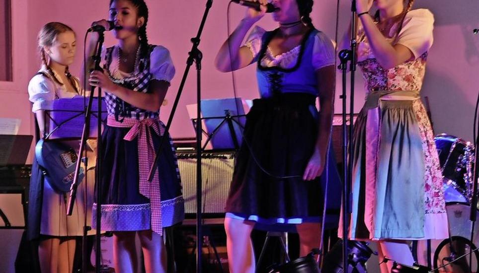Eine von insgesamt drei Schülerbands zeigte ihr Können in der Turnhalle. Später am Abend wurde diese dann zur Disco: für viele der Höhepunkt der Feier. Bild: Kay Fehr