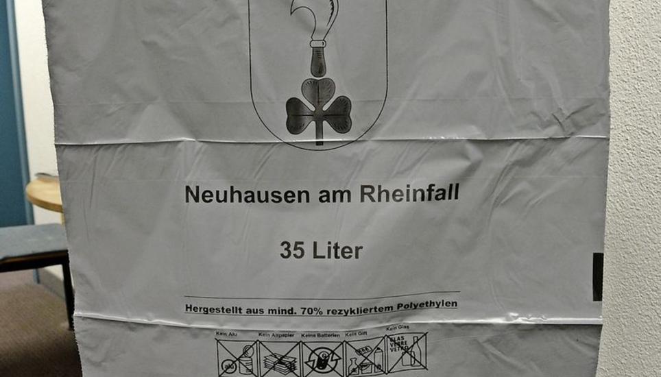 Hellgrau mit Neuhauser Wappen: Die neuen Gebührensäcke, welche ab 2018 die Marken ersetzen. Bild: sba