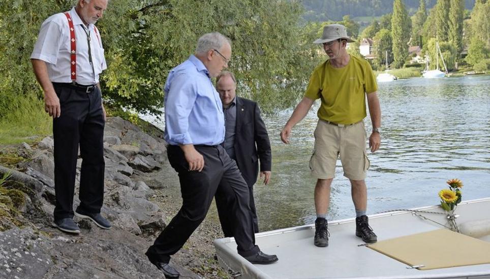Bundesrat Johann Schneider-Ammann lässt sich von der Insel Werd per Schiff in die Buebebadi fahren. Hinter ihm Gemeindepräsident Claus Ullmann, Eschenz. Bild: Edith Fritschi