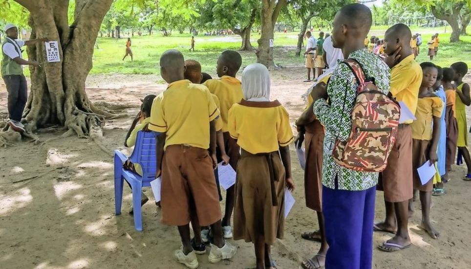 Das Leben in Ghana findet hauptsächlich im Freien statt – so auch die Sehtests an den Schulen in der Peripherie der Stadt Wa. Bilder Pascal Schwyn
