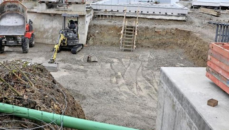 Das neue Becken (im Hintergrund) nimmt bereits Formen an; noch klafft jedoch eine Grube im Bereich, wo die Zuleitungen für den neuen Technikraum eingesetzt werden.Bild M. Gasser