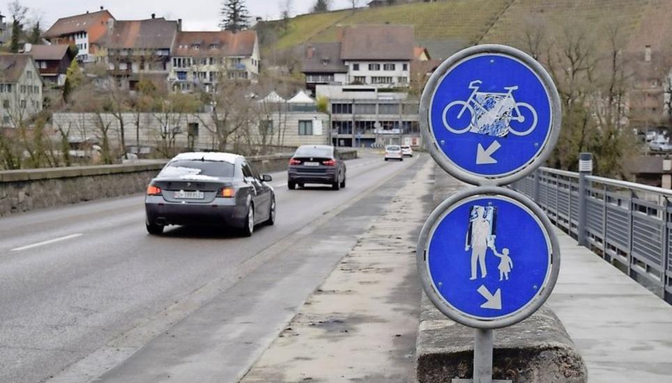 Zwar sollen Ampelanlagen bald den Verkehr auf der Eglisauer Brücke tröpfchenweise steuern. Für zwei Petitionärinnen ist das aus Sicht der Velofahrer zu wenig. Bild: T. Güntert