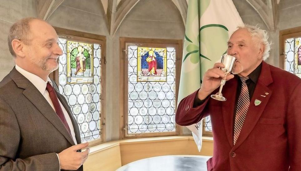 Zunftmeister Felix Graf (links) reichte seinem Mitzünfter Otto Schmid den «No-e-Wili-Becher». Bild: Werner Schmid