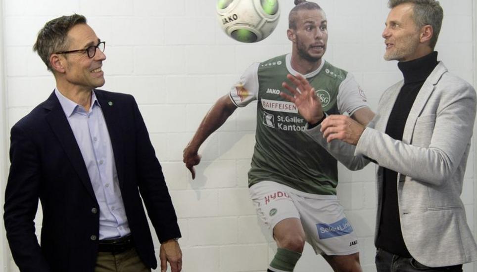Lange spielten sie sich die Bälle beim Schweizer Fernsehen zu, ab sofort tun sie dies beim FC St. Gallen: Präsident Matthias Hüppi (links) und sein neuer Sportchef Alain Sutter. Bild: Key