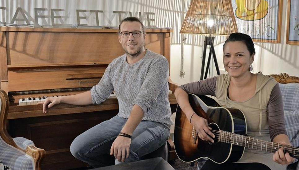 In lockerer Runde zusammen Musik machen und geniessen – dazu laden Lucas Pfeifer und Mary-Ann Schmuki Hobbymusiker von nah und fern ein. Bild: Darina Schweizer