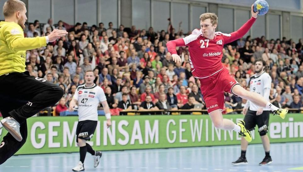 Der Kadettenflügel Maximilian Gerbl setzt zu einem seiner sieben erfolgreichen Torwürfe gegen die estnischen Torhüter an. Bild: Key
