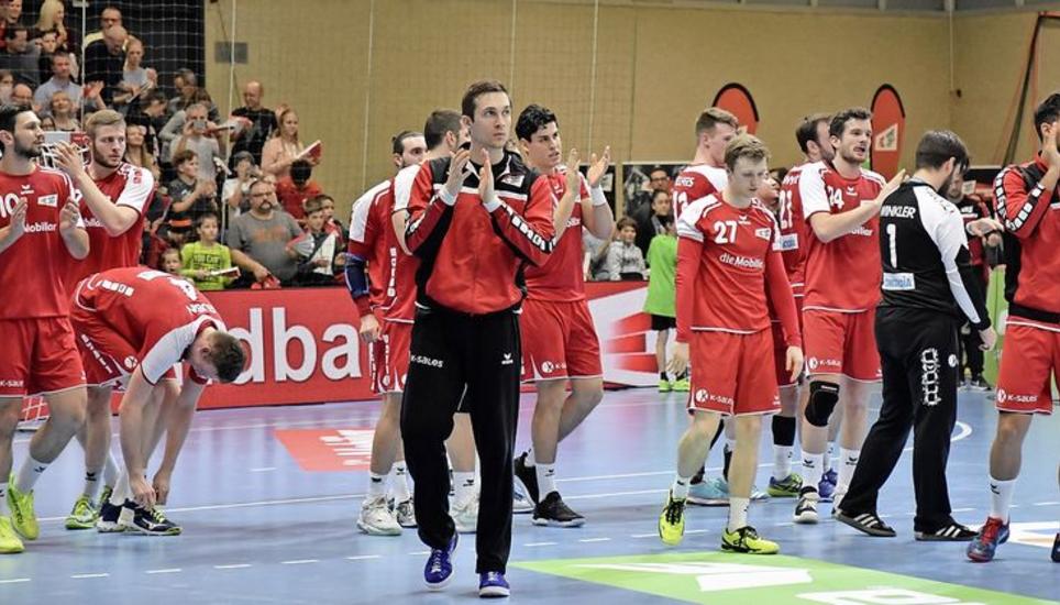 Die Schweizer Mannschaft mit ihrem Toptorhüter Nikola Portner (Mitte) und Best Player Maximilian Gerbl (27) bedankt sich für die tolle Unterstützung der Fans. Bild: hcs.