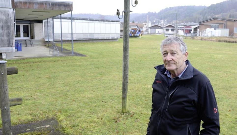 Der Schleitheimer Gemeindepräsident Hans Rudolf Stamm steht vor dem Ausbildungszentrum für Zivilschutz und Feuerwehr in Schleitheim-Oberwiesen. Das Areal soll nun nach Plänen des Kantons umgenutzt werden. Bild: Selwyn Hoffmann