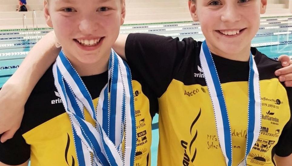 Erfolgreich: Ella Nodari (l.) und Amelie Reisacher freuen sich über ihre Medaillen. Bild: zvg
