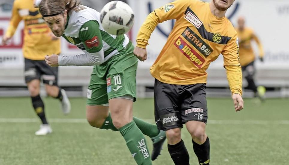 Der von einem Kreuzbandriss genesene Ex-FCS-Akteur Marco Mangold (l.) im Zweikampf mit dem formstarken und treff- sicheren Schaffhauser Hélios Sessolo. Bild Roger Albrecht