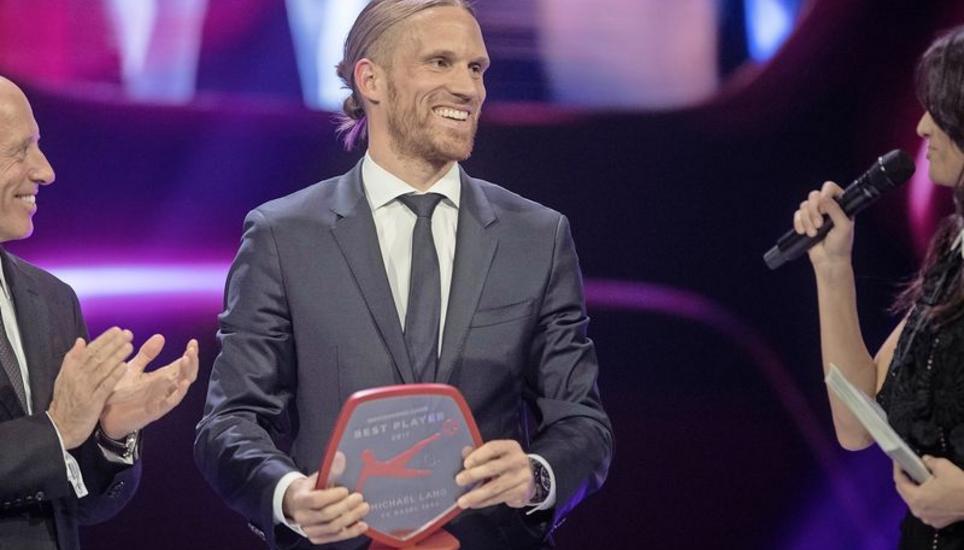 Applaus dem Sieger: Michael Lang (Mitte) wurde gestern zum besten Spieler der Swiss Football League gewählt. Bild: Key