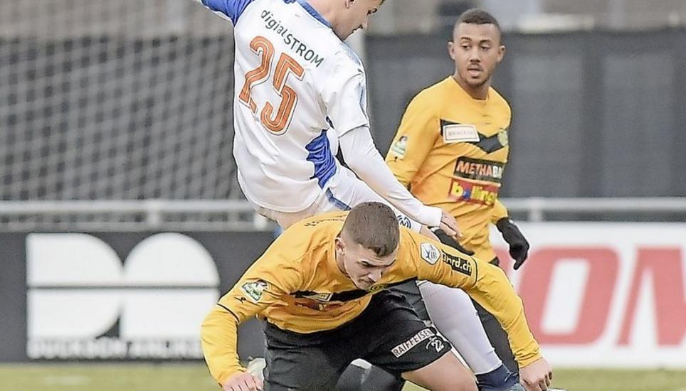 Harte Zweikämpfe: FCS-Neuzugang Arijan Qollaku (gelbes Trikot) misst sich mit seinem ehemaligen Teamkollegen Nikola Sukacev. Am Ende siegten die Hoppers knapp. Bild: Roger Albrecht