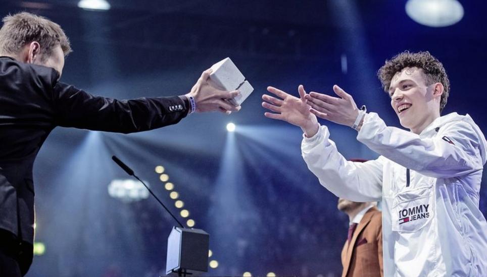 Nemo erhält bei den Swiss Music Awards einen Pflasterstein, am Ende waren es vier. Bild: Key