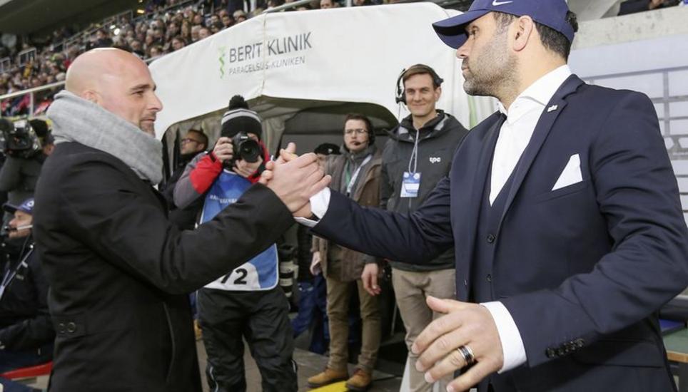 Herzliche Begrüssung zweier Berufskollegen: Giorgio Contini, Trainer St. Gallen, und Uli Forte (FCZ, früher FCSG). Bild: Key