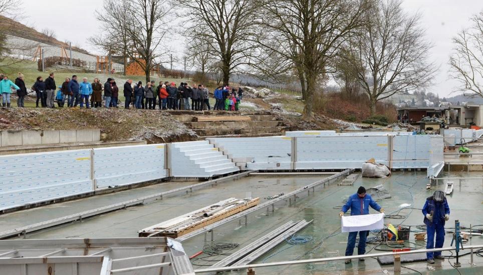 Über vier Millionen Franken wurden in die Erneuerung der Badi Rafz-Wil investiert, im Mai sollen die umfangreichen Bauarbeiten abgeschlossen sein. Bild: Theo Kübler