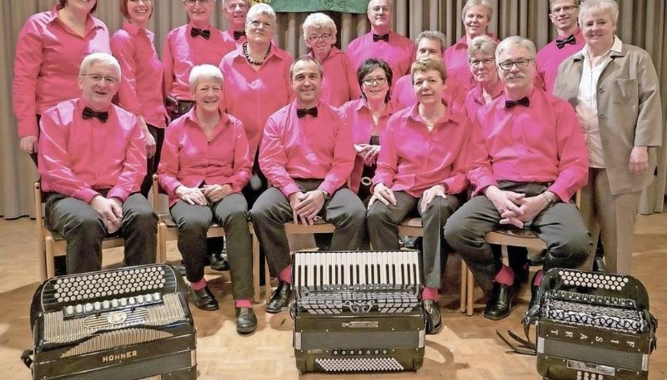 Das Akkordeon Orchester Schaffhausen mit Dirigentin Theresia Stuker (r.). Bild:ZVG