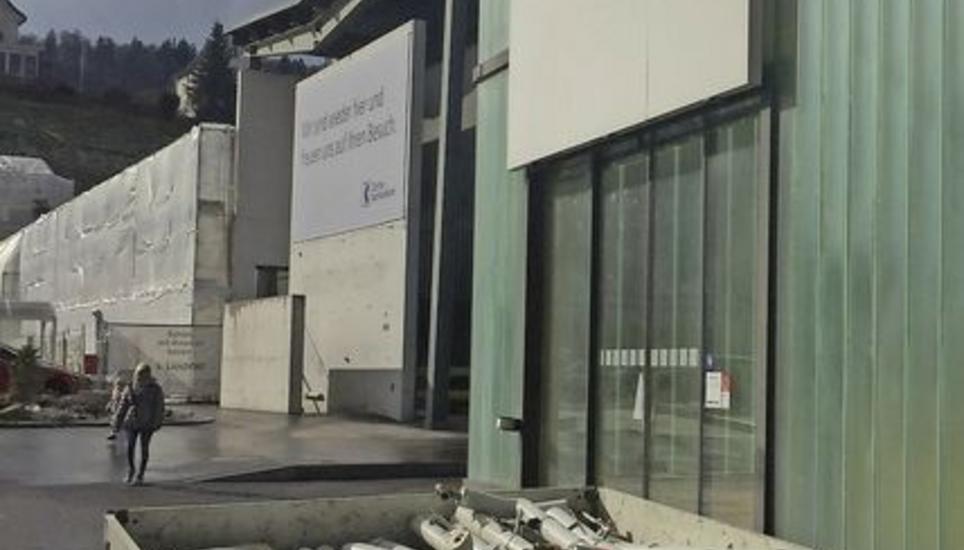 Bevor der Innenausbau des Centers nach der Schliessung des Toptip in Feuerthalen starten kann, baut Coop das Gebäude um. Bild: Mark Gasser