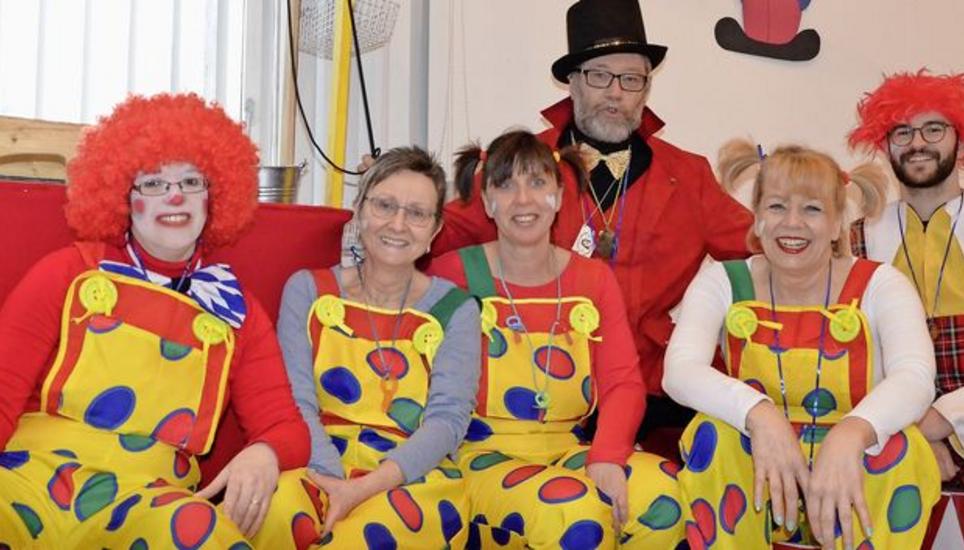 Die Verwaltungsangestellten und der Bürgermeister zelebrieren die Fasnacht (v. l.): Carla Wigger, Anita Steiner, Petra Bauer, Bürgermeister Markus Möll, Christa Jüppner und Lukas Fendrich. Bilder: Luc Müller