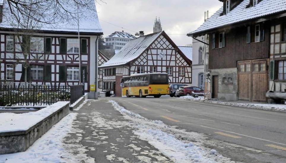 Andelfingen (im Hintergrund die Kirche) blickt auf Kleinandelfingen hinunter. Doch als «klein» sieht sich Kleinandelfingen längst nicht mehr. Und geht es nach der Konsultativabstimmung, gilt auch «Lieber klein als Andelfingen» nicht mehr. Bild: ZVG