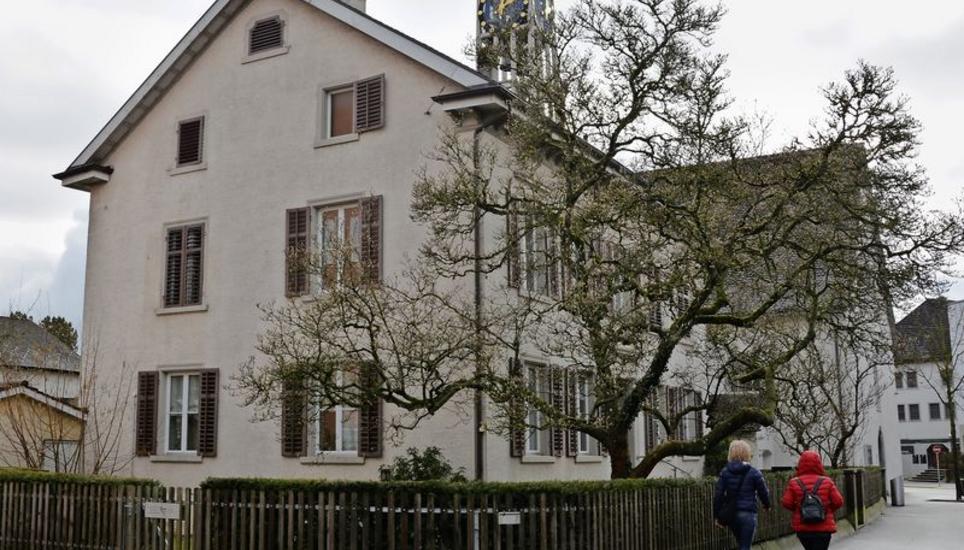 Die Pensenreduktion bei den Pfarrern wirkt sich auch auf die Pfarrhäuser aus. Jenes im Zentrum (siehe Bild) soll umgebaut werden und eine grössere Bedeutung bekommen. Das zweite Pfarrhaus wird wohl umgenutzt werden. Bild: Saskia Baumgartner