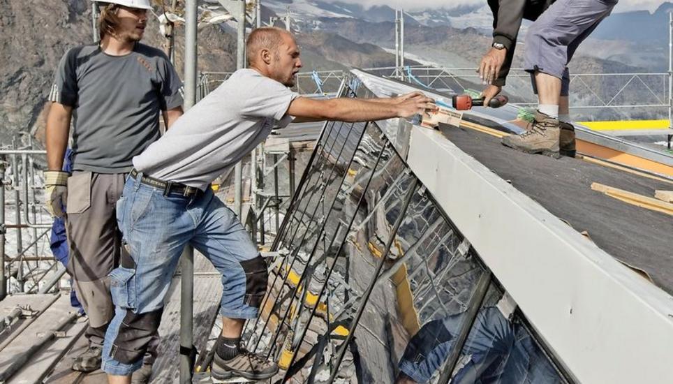 Im Bausektor werden besonders häufig Verstösse gegen Lohnbestimmungen festgestellt. Bild: Key