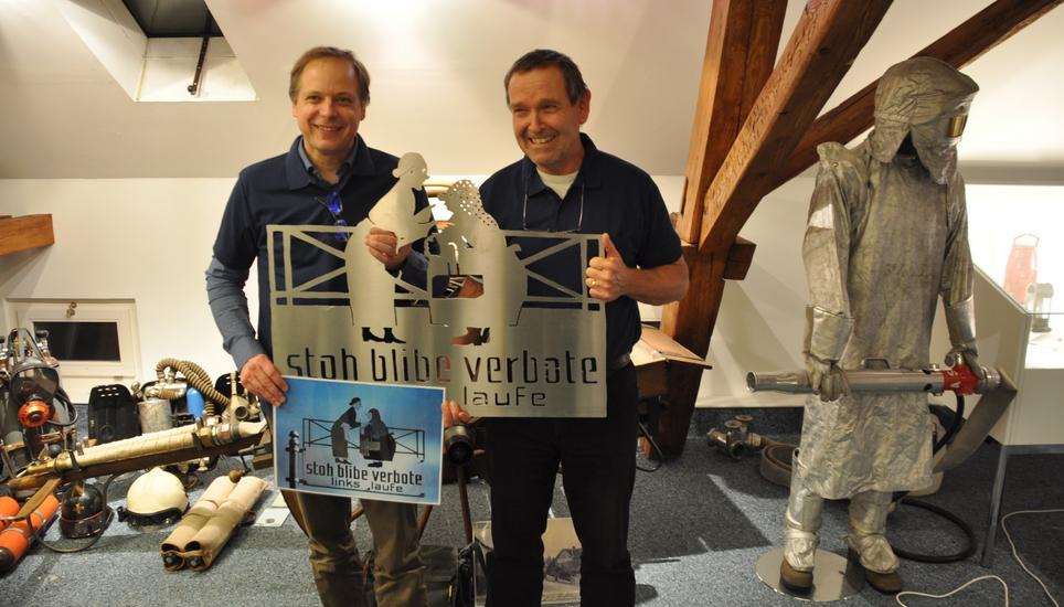 Martin Zulauf (l.) und Peter Loosli mit dem Nachbau des Schildes. Bild: Kay Fehr