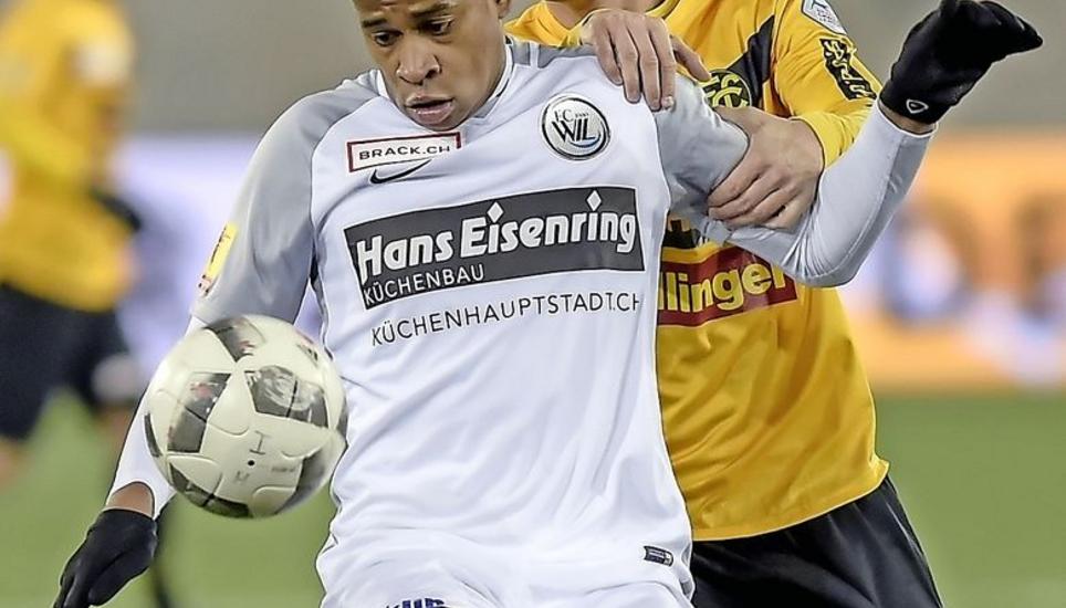 Ausgebremst: Der FC Schaffhausen (rechts Imran Bunjaku) verlor erneut. Diesmal konnte der FC Wil mit 2:1 gewinnen. Bild: Roger Albrecht