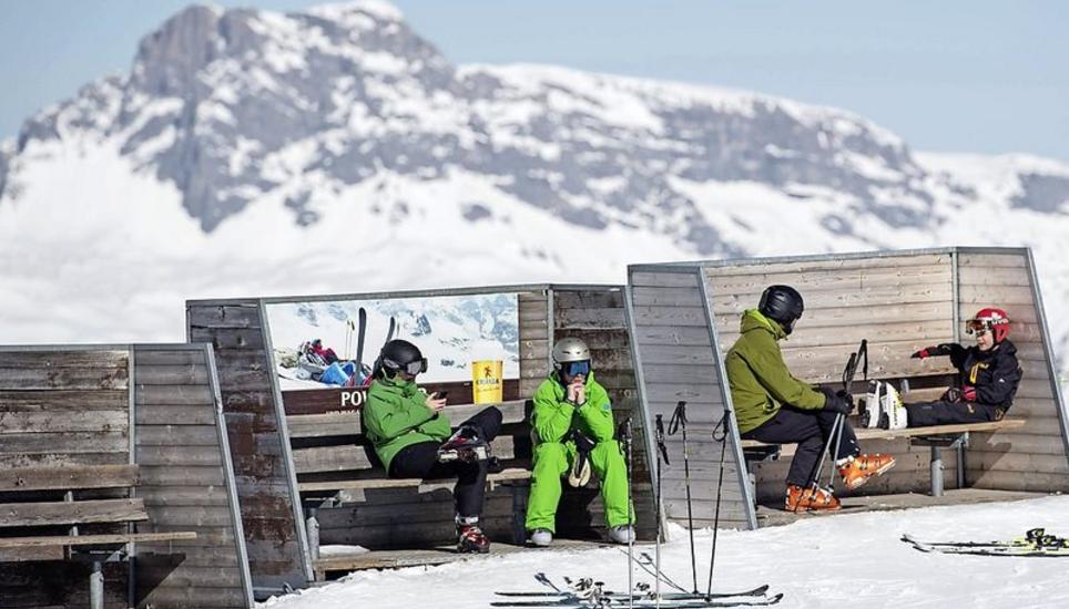 Wintersportler machen Pause im Skigebiet Davos Klosters. Bild: Key