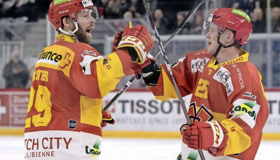 Die Bieler Beat Forster (links) und Toni Rajala bejubeln ein Tor des EHC Biel im Heimspiel gegen die ZSC Lions. Bild: Key