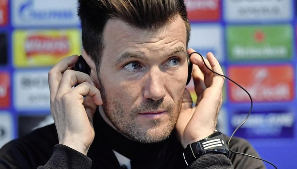 FCB-Trainer Raphael Wicky hört sich per Kopfhörer an, was die Exponenten von Manchester City zu sagen haben. Bild: Key