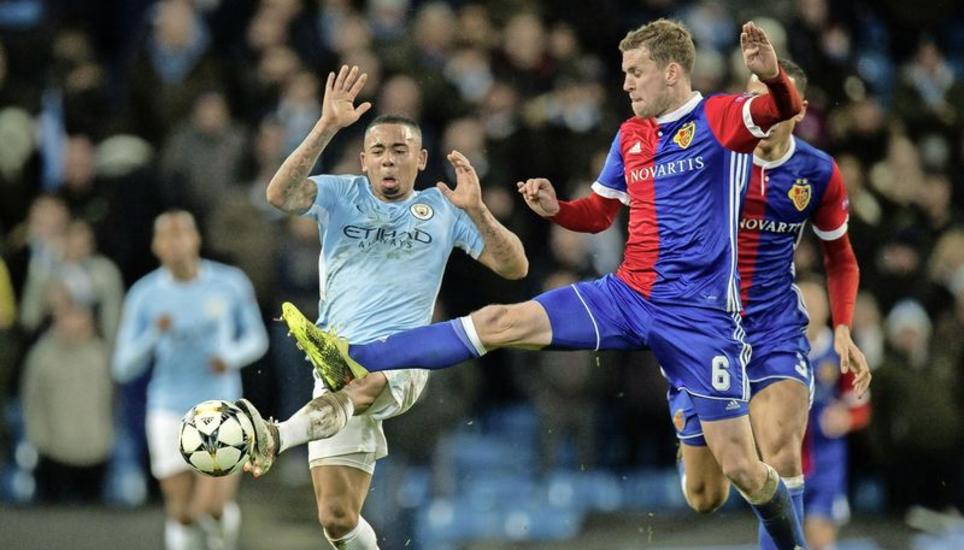 Gabriel Jesus (Manchester City, links) im Zweikampf mit Basels Fabian Frei. Bild: Key