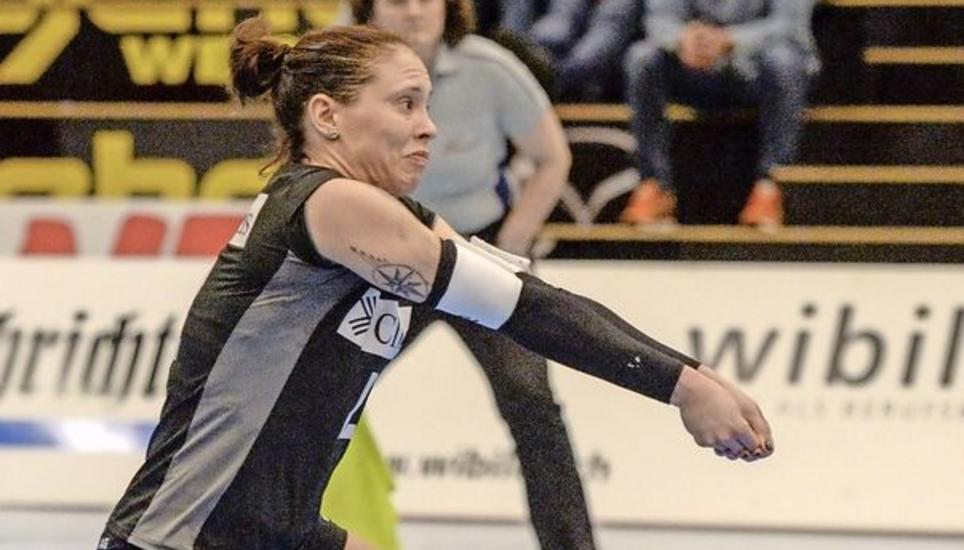 Einsatz pur in der Abwehr und in der Serviceabnahme: Kanti-Libera Johanna Edberg. Bild: R. Standke