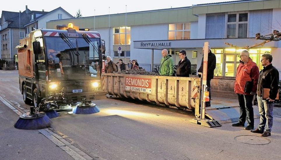or der ersten Einwohnerratssitzung des Jahres gab es für die Parlamentarier eine Fahrzeugdemonstration. Auslöser dafür war eine Interpellation von Arnold Isliker (rote Jacke) gewesen. Bild: Bruno Bührer
