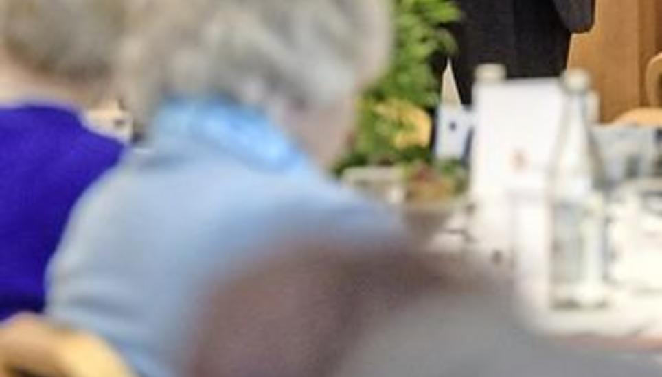 Erwin Gfeller hiess gestern die Frauen des Forum Elle willkommen. Bild: Michael Kessler