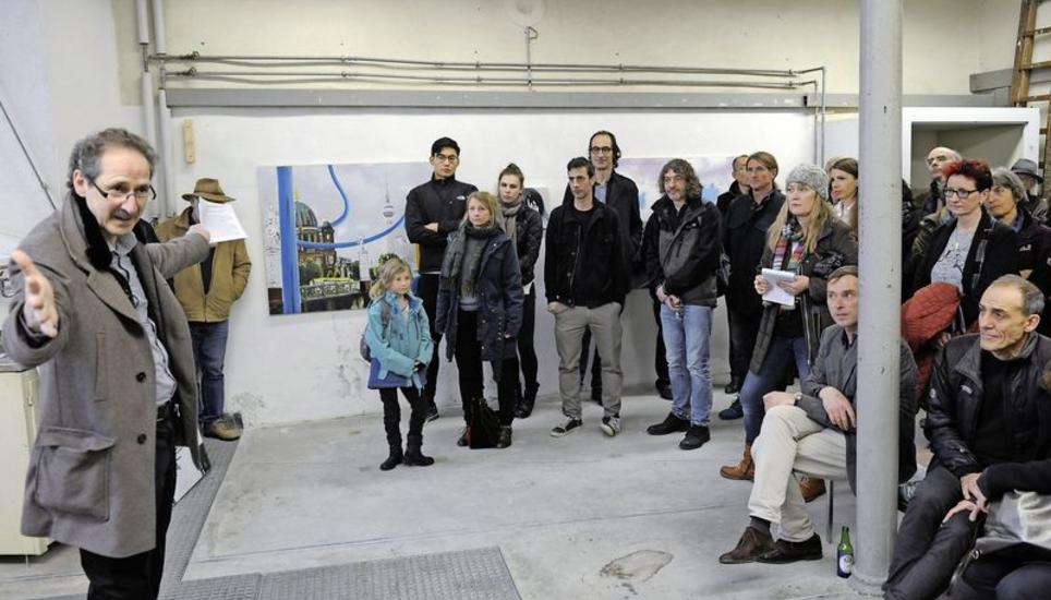 «Sie nimmt Dinge aus dem Weltgeschehen auf und generiert neue Einsichten», sagte Cuno Künzler (links) an der gestrigen Ausstellung über die Malerei. Bild: Eric Bührer