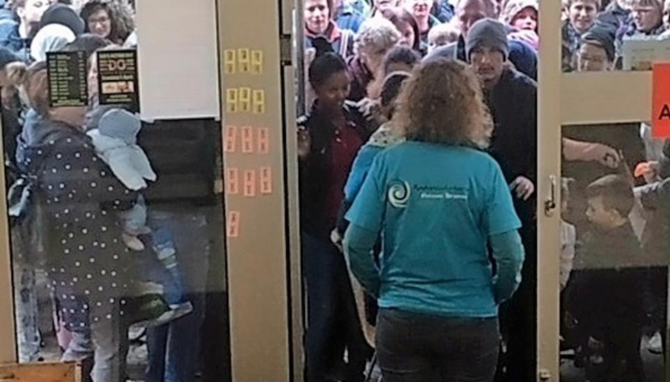 Grosser Andrang herrschte bei der Neuhauser Kinderkleiderbörse. Bild: ZVG