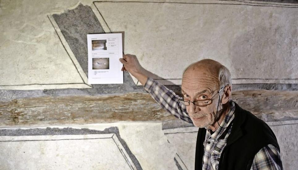 Jörg Jucker vor der Wandmalerei, welche die Denkmalpflege vor sechs Jahren entdeckt hat. Bild: Darina Schweizer