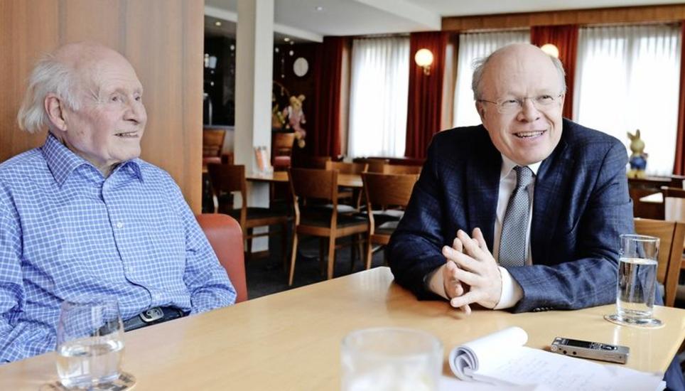 Haben Neuhausen auf unterschiedliche Art geprägt: Maler André Rawyler und dessen Sohn, Gemeindepräsident Stephan Rawyler. Bild: Selwyn Hoffmann