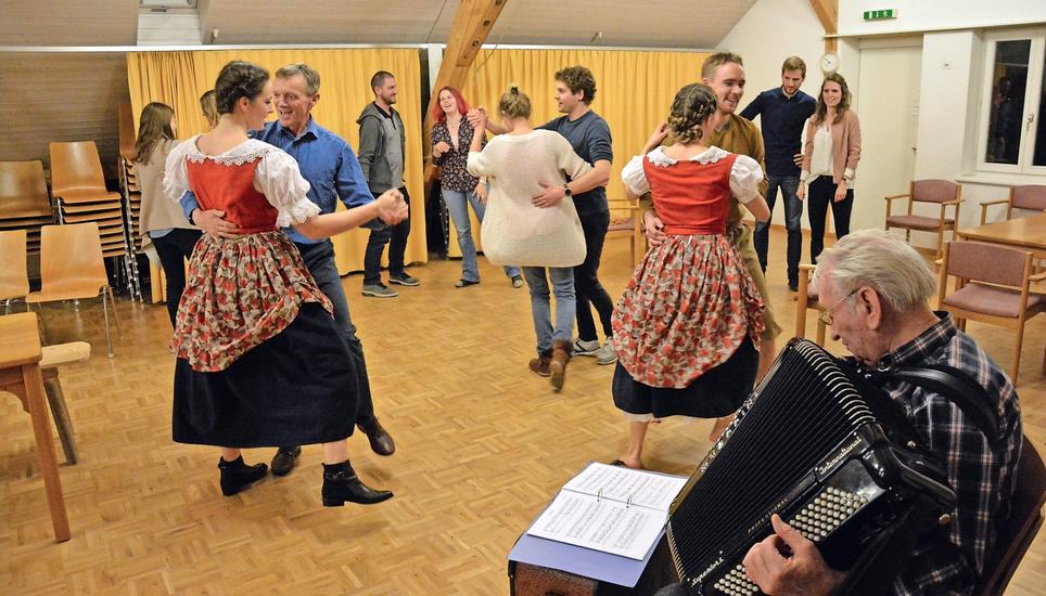 Zu Beginn der Freilichtaufführung wird getanzt. Bei den Proben üben die Schauspieler die Schritte. Regisseur Thomas Ganz (blaues Hemd) ersetzt einen fehlenden Schauspieler. Bild: Vincent Fluck