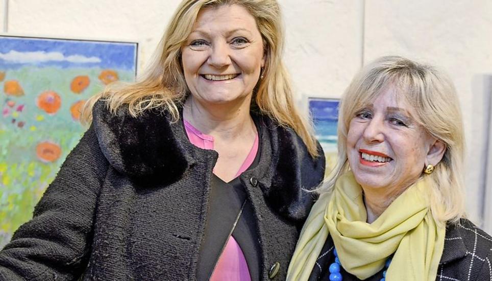 Regierungsrätin Cornelia Stamm Hurter und Kunstliebhaberin Margit Baltus sind sich über die positive Wirkung einig.