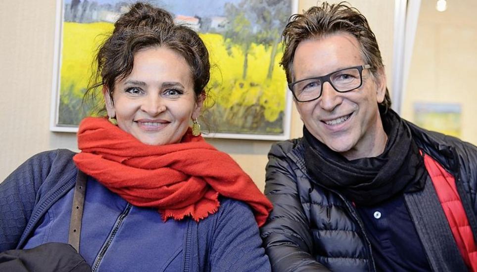 Mirjana Spehar und Marcus Kaiser aus Neuhausen haben ein weiteres stimmiges Bild (Hintergrund) des Malers erworben.