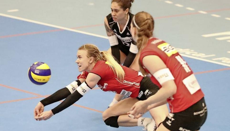 Mit vereinten Kräften versuchen die Kantispielerinnen Angela Lowak (am Ball), Libera Johanna Edberg und Katerina Holaskova einen Neuenburger Angriffsball abzuwehren. Bilder: Werner Schläpfer