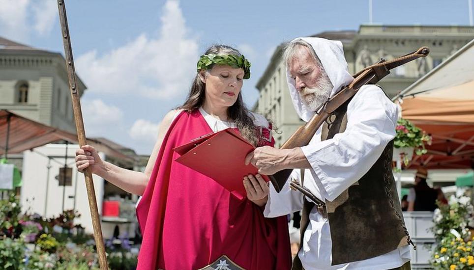 Als Helvetia und Wilhelm Tell verkleidet wurden 2014 in Bern Unterschriften für die Vollgeld-Initiative gesammelt. Bild: Key