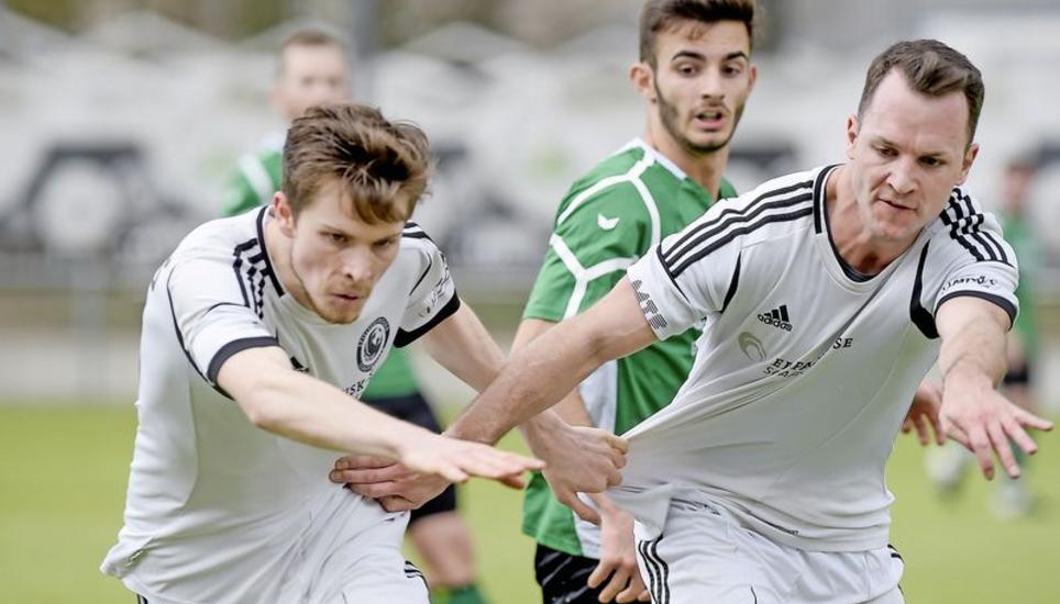 Nur selbst zu stoppen: Die beiden SVS-Spieler Matthias Neidhart (l.) und Cyrill Wittwer im internen Zweikampf. Bild: Roger Albrecht