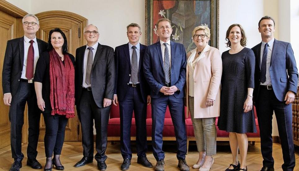 Die Berner Regierung (von links): Christoph Auer (Staatsschreiber), Christine Häsler (Grüne, neu), Pierre Alain Schnegg (SVP), Christoph Ammann (SP), Christoph Neuhaus (SVP), Beatrice Simon (BDP), Evi Allemann (SP, neu), Philippe Müller (FDP, neu). Bild: Key