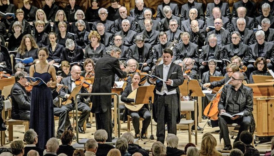 Hybrid zwischen Oper und Oratorium: Die Sopranistin Julia Weber, Maestro Müller Klusmann, Tenor Remy Burnens und Altus Stefan Wieland, Orchester und Oratorienchor in Händels «Saul» am Gründonnerstag in der Kirche St. Johann. Bild: Selwyn Hoffmann
