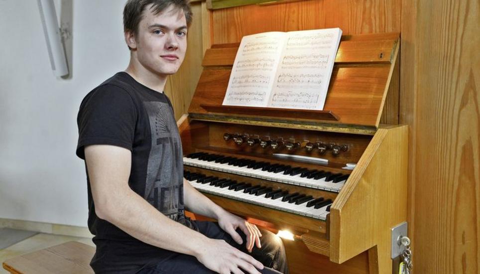 Elias Huber an der Orgel in der Kirche Siblingen. Bild: Theo Kübler