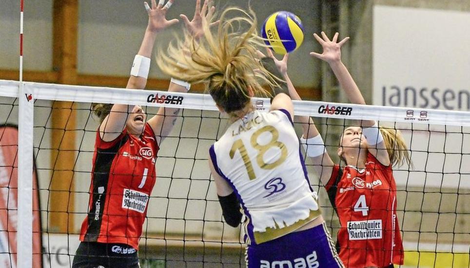 Die Zürcherinnen (Lazic, 18) liessen den Schaffhauserinnen (Stapleton, 1, und Smiljkovic, 4) nur wenig Chancen. Bild: R. Standke