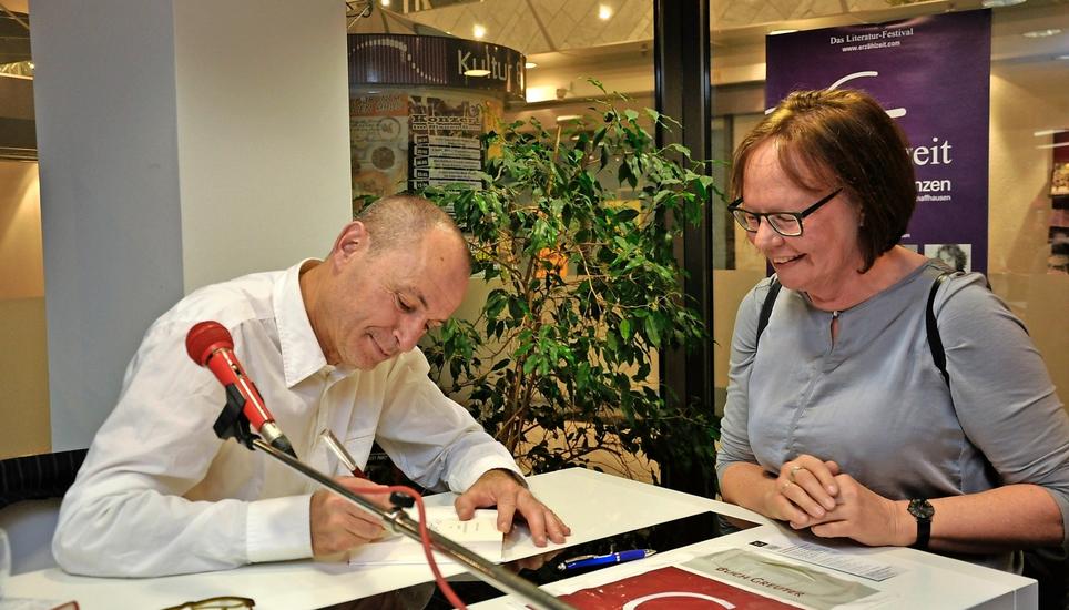Nach der Erzählzeit ist vor der Lesezeit: Norbert Gstrein hatte im «Carifé» der Städtischen Bibliotheken Singen manches Exemplar seines neuen Romans «Die kommenden Jahre» zu signieren. Bild: Ulrich Schweizer